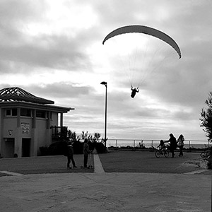 parapente plage noir et blanc