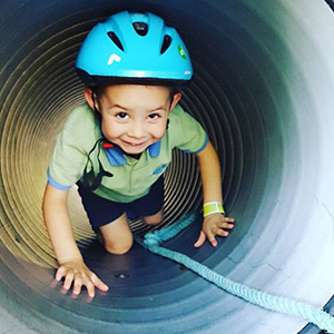 enfant dans tube