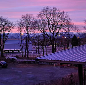 chaîne des Pyrénées lever de soleil violet